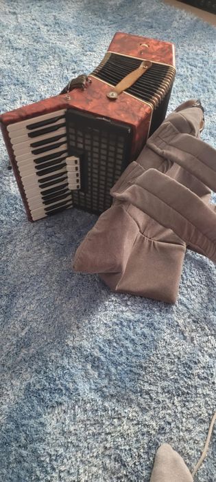 Vând acordeon cu 80 de bassi