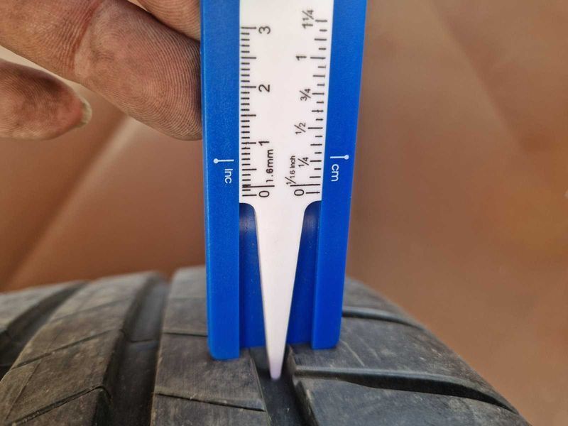 2 Bridgestone R18 215/40
летни гуми
DOT4318