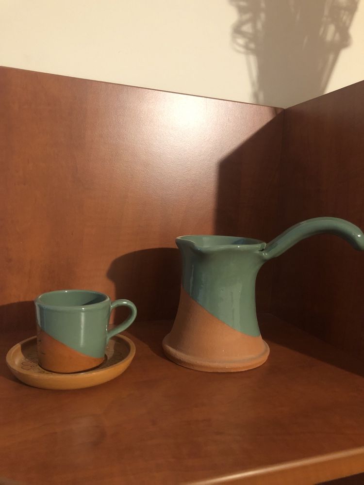 Комплект керамични чаши за кафе с джезве.