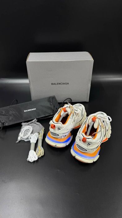 Balenciaga track cu led
BALENCİAGA 36/37/38/39/40/41 
Pret 1350
