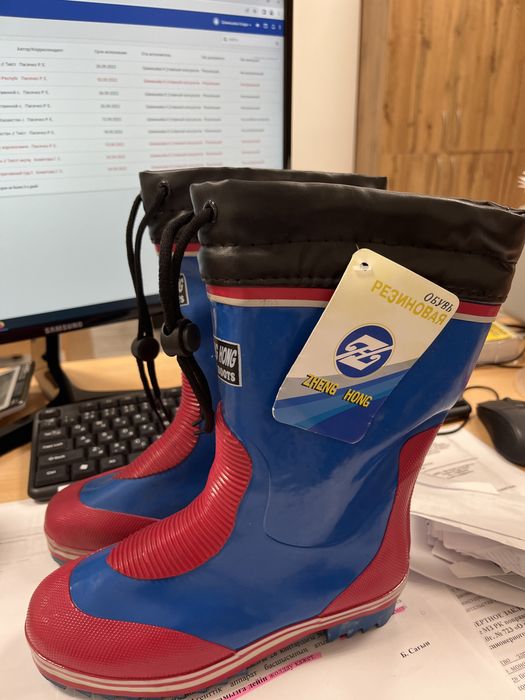 Продам резиновые сапоги новые