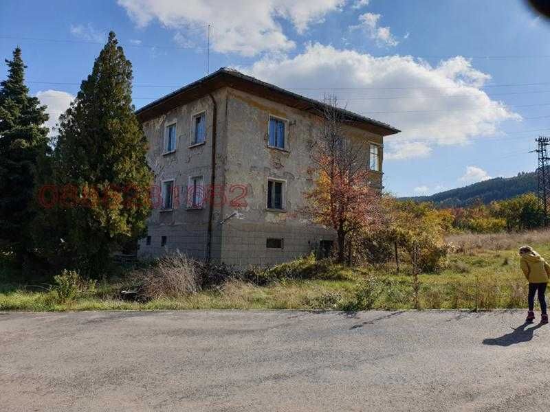 Продава промишлено помещение