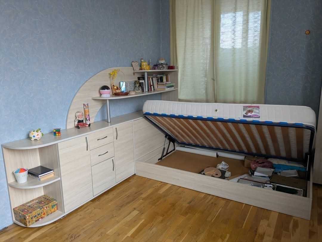 Легло с матрак, шкафове и ракла