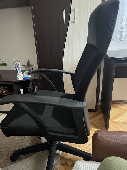 Стол за бюро на колелца