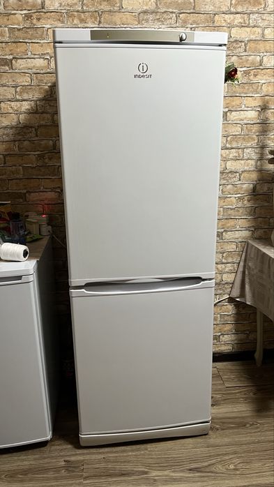 Холодильник Indesit