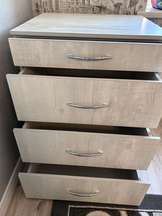 Комод добротный светло-серый