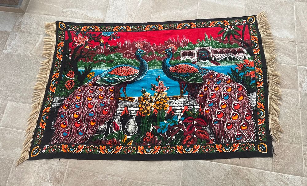 Продавам декоративен килим / кавьор с пауни – ръчна изработка