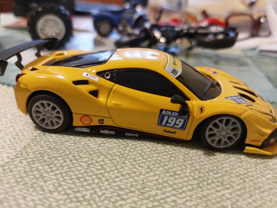 Продавам 4 броя мини колички.