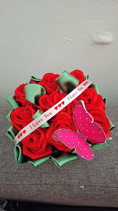 Coșuleț cu trandafiri din satin