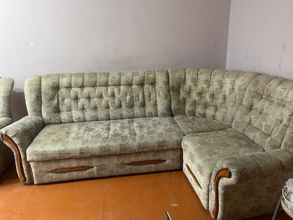 Продам угловой диван с креслом