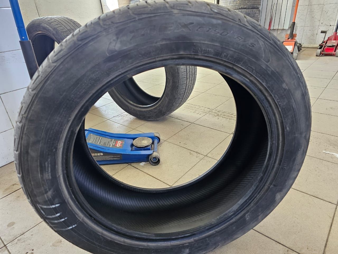 Продам шины б/у Р255/50R20