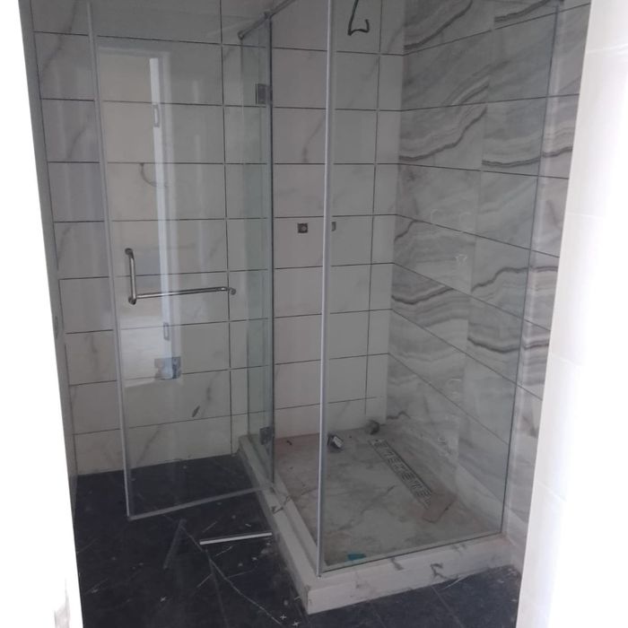 Душ кабина из стекла, перегородки двери