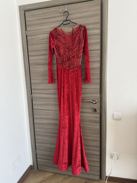 Rochie rosie din catifea cu spatele din dantela transparenta