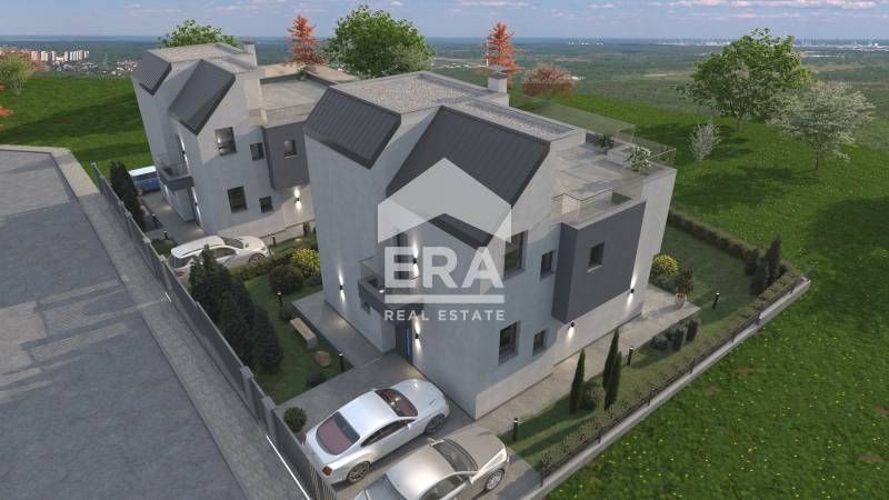 Триетажна новострояща се къща за продажба, с двор и морска панорама, в