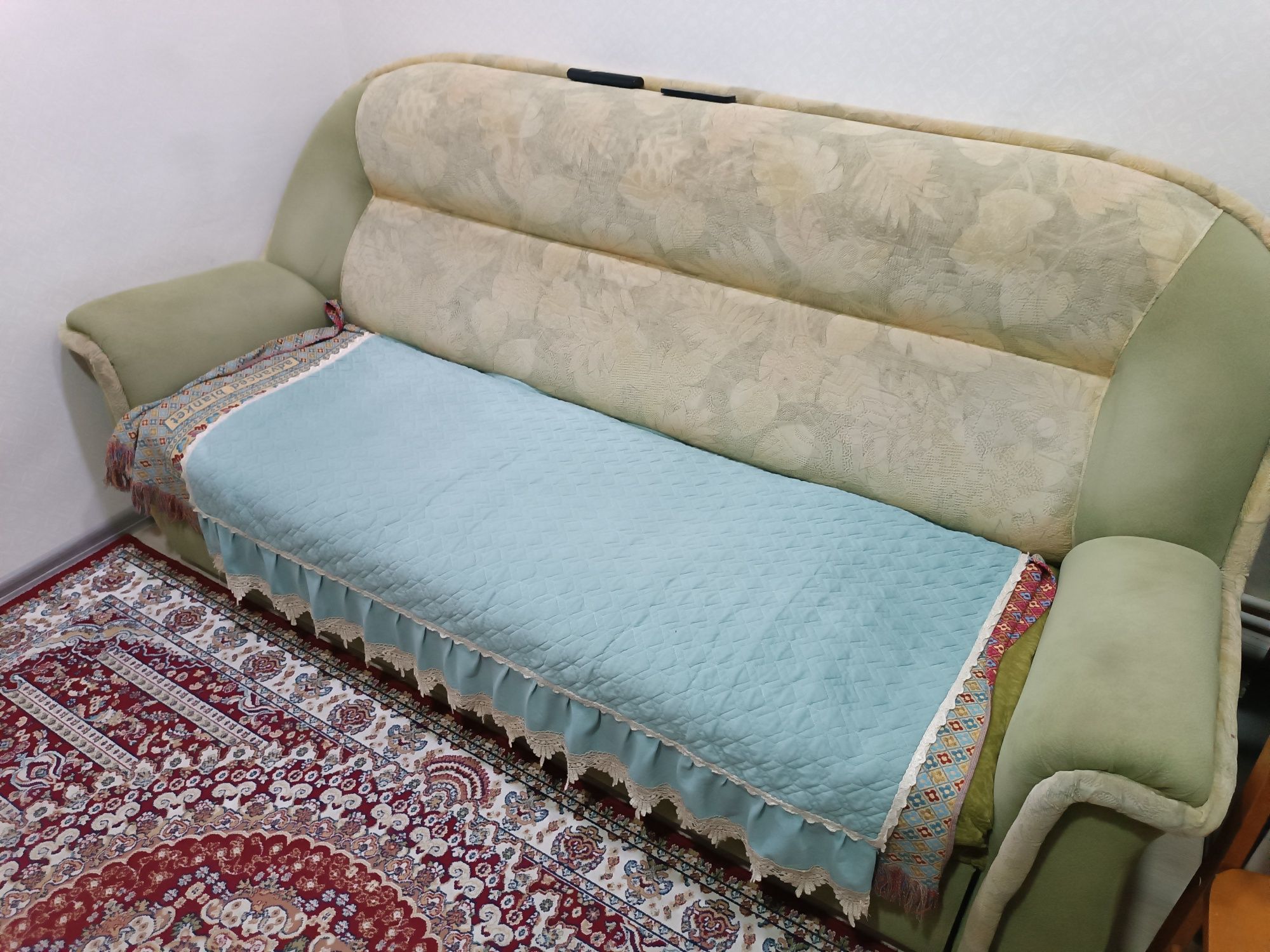 Старый но удобный расклдывающий диван