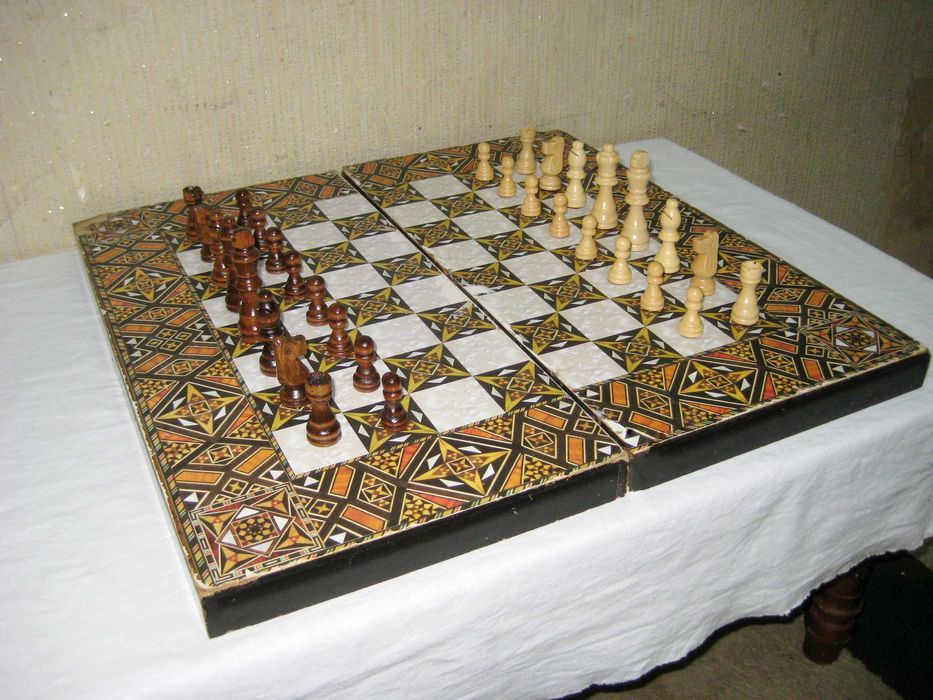 Шахмат необычный фигуры из дерево доска из мдф состоянии нормальный!