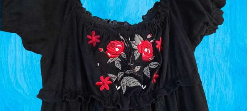 Rochie neagra cu maneci scurte bufante si design floral brodat