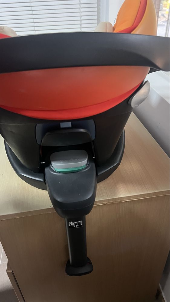 Бебешкото кошче за кола с изофикс база Cybex Aton Q i-Size isofix