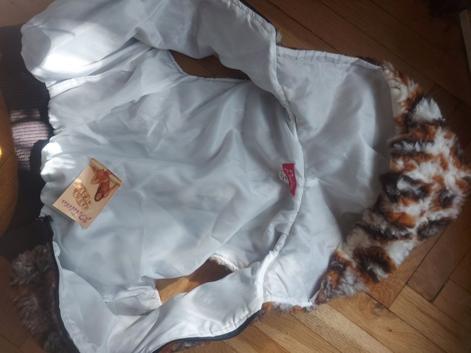 Пухкав елек с джобове и качулка