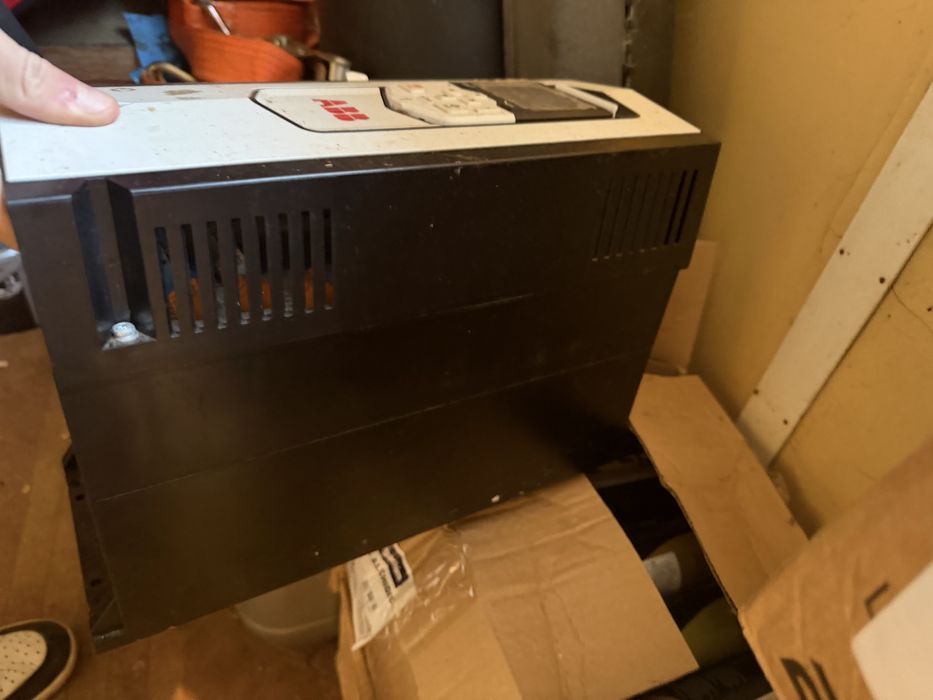 „Invertor ABB ACS880-01-021A-5 – nou, nefolosit, 18 kVA, 21A, IP20”