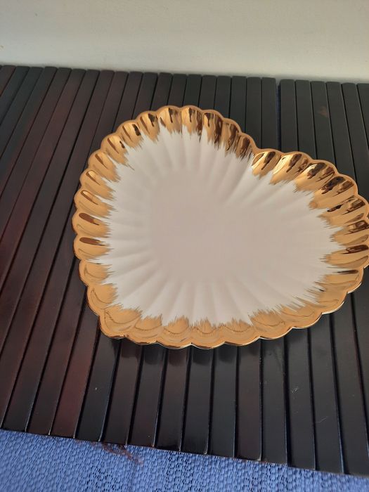 Platou nou din porțelan alb cu auriu