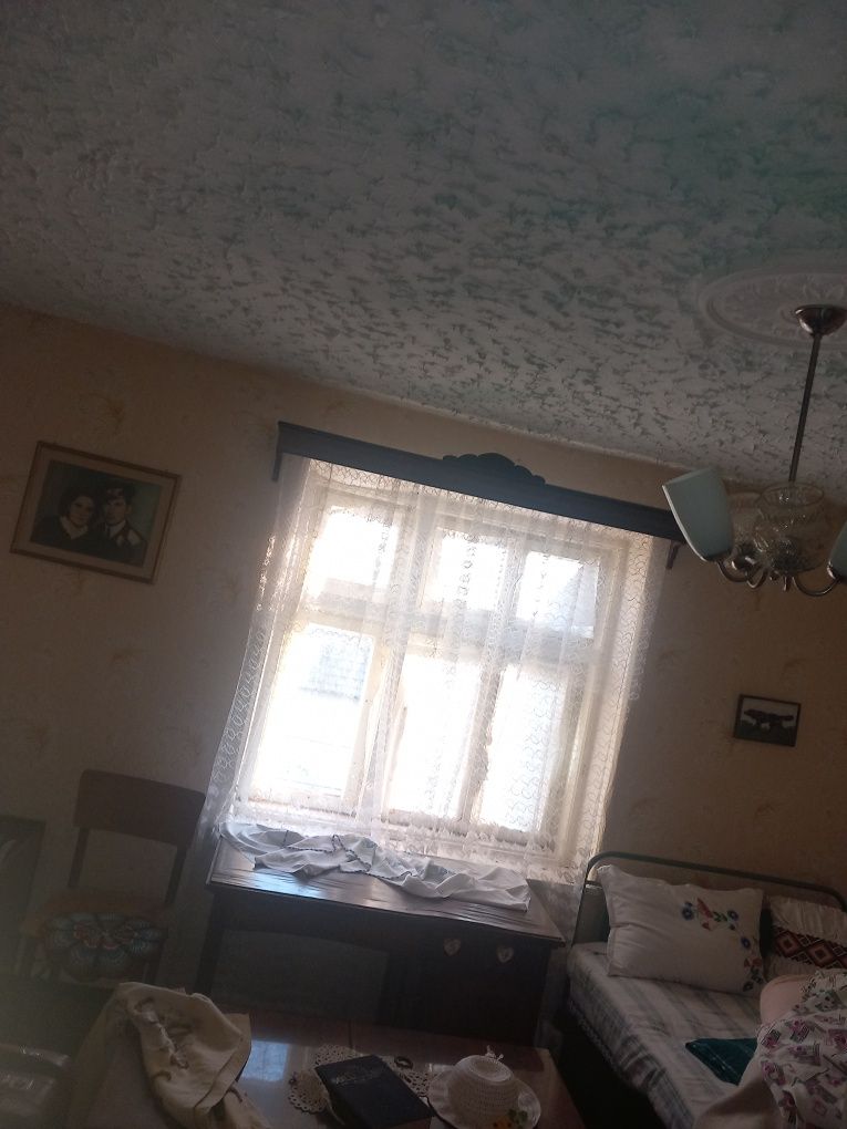 Продавам къща с голям двор