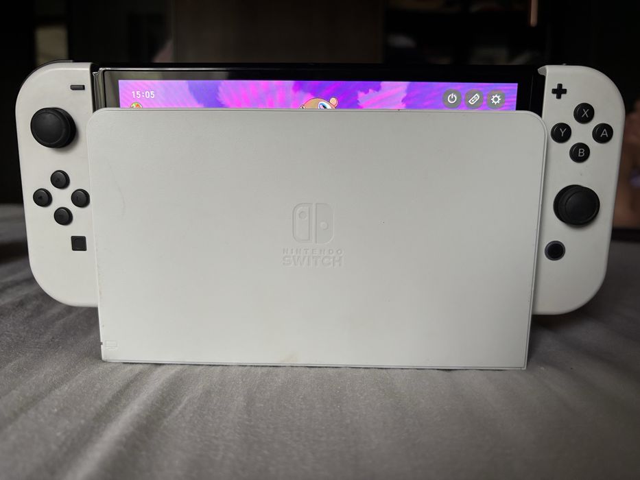 Nintendo Switch OLED с 50+ игри + кейс и стойка