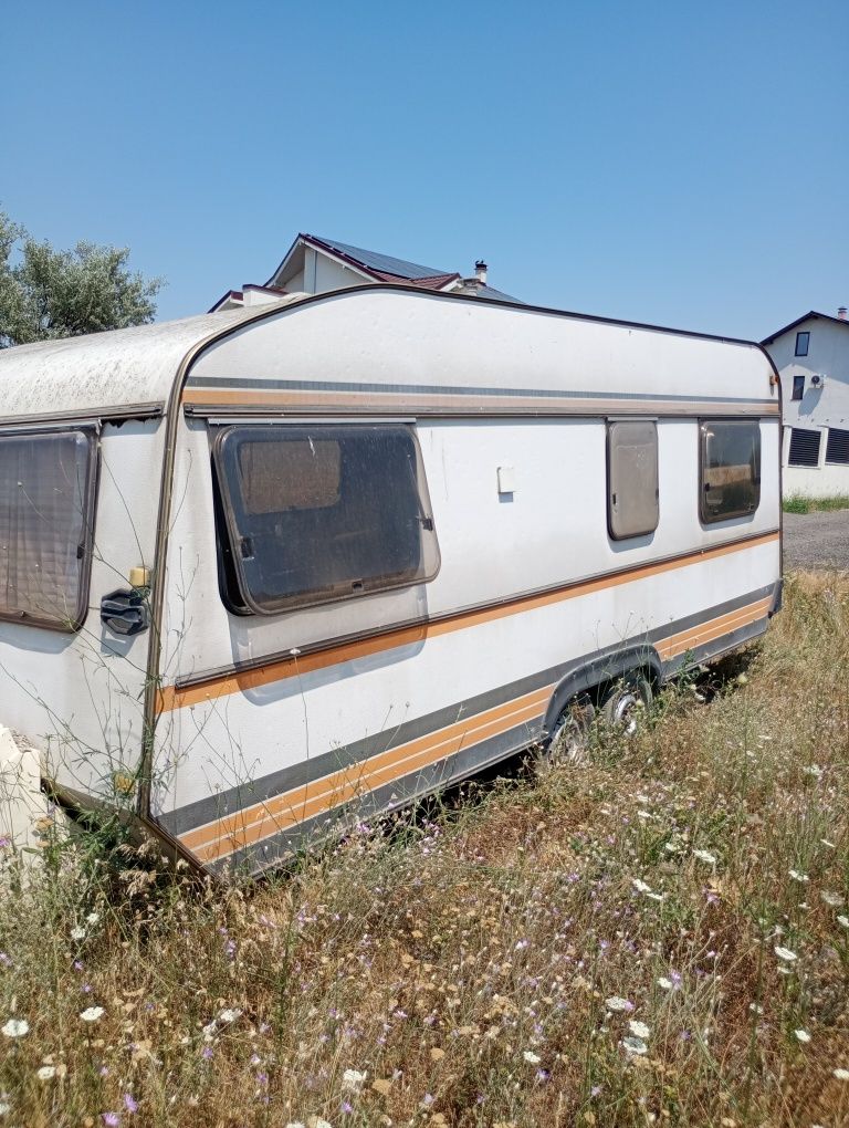 Vînd rulotă fără acte, lungime int. 5m l, preț 3500 negociabil.