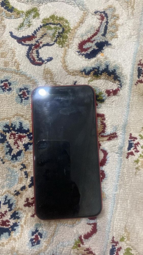 iPhone XR.       .