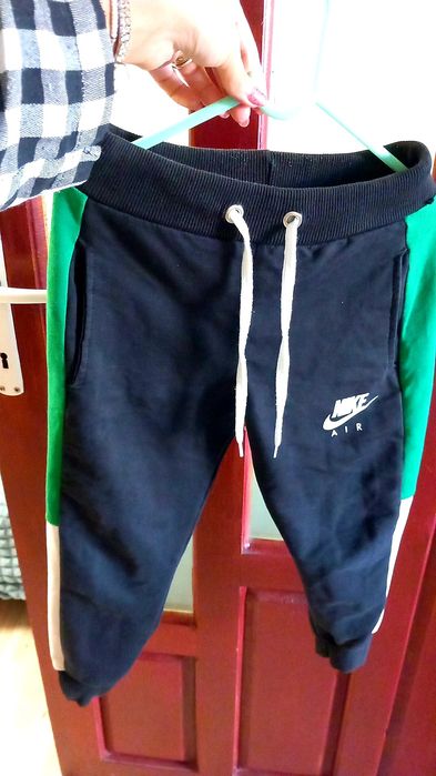 Vând pantaloni de trening baieti 7 ani Nike
