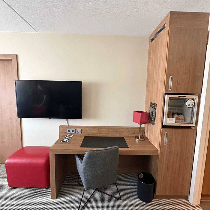 Scaun gri cu brațe, cadru metalic