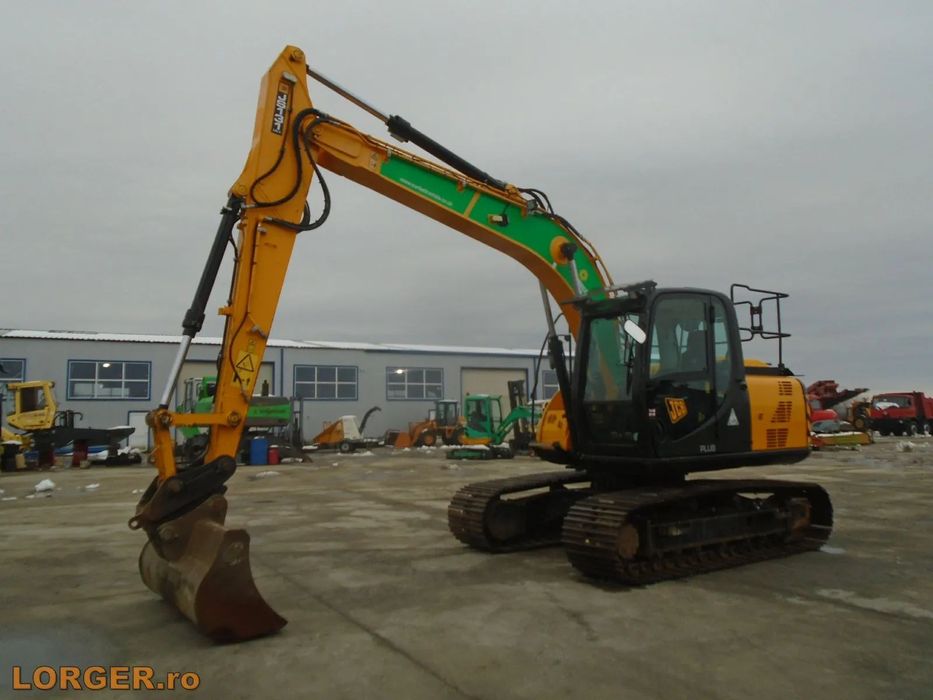 JCB JS 131 LC+ Excavator pe senile JCB JS131 LC+