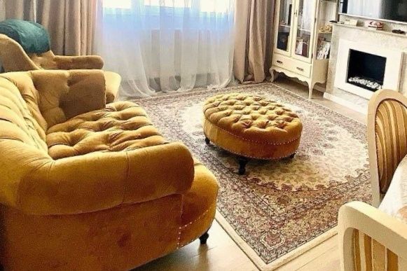 Vând canapea cu taburet tapițate stare foarte buna