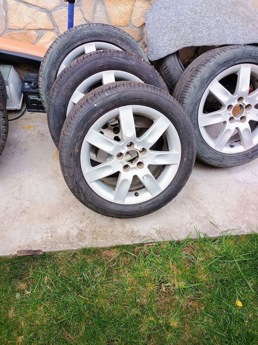 Продавам алуминиеви джанти с гуми.