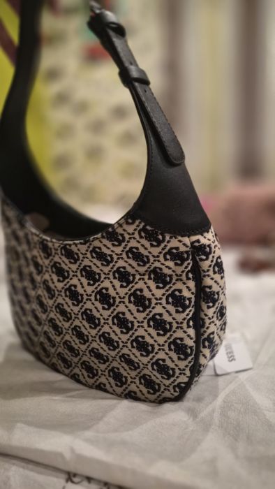 Оригинална чанта Guess