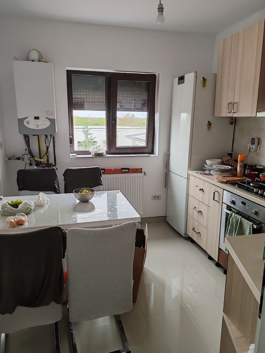Vând apartament 3 camere. 194 mp teren în proprietate. 2 locuri parcar