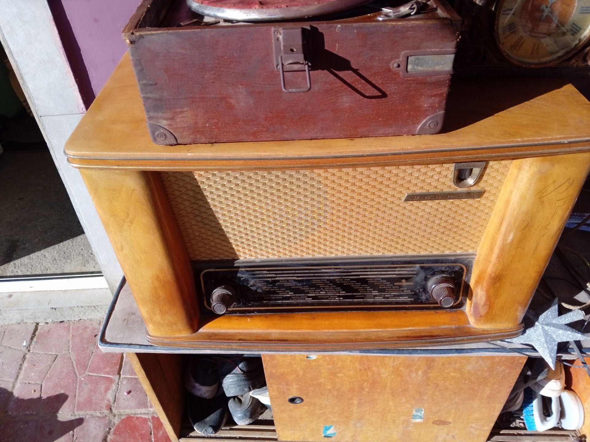 Античен грамофон и старо радио и стар часовник