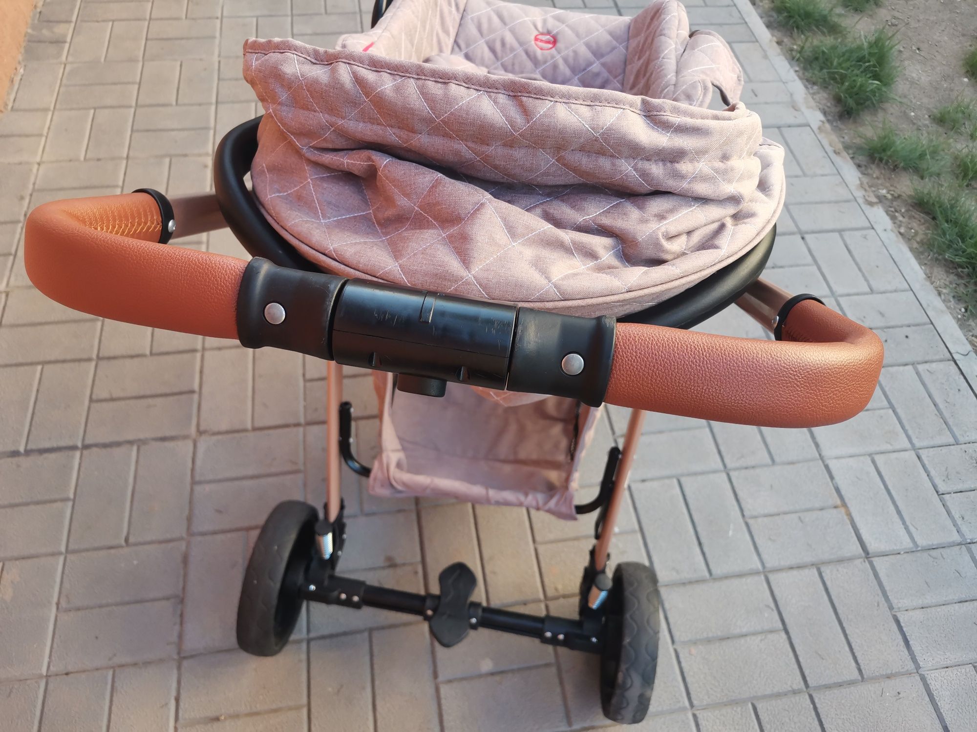 Cărucior bebeluși impecabil