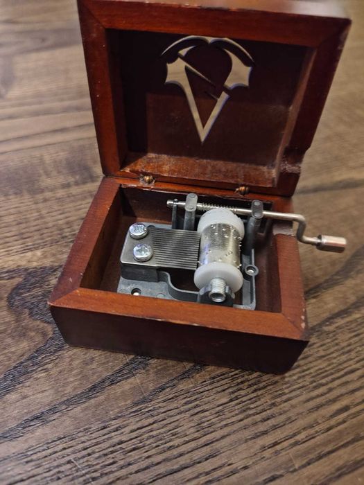 Vand figurina Assassin's Creed-Assassin Arno Dorian, cutie muzicala