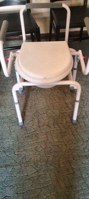 Scaun WC cu mânere rabatabile, oțel, greutatea suportată 130 kg.