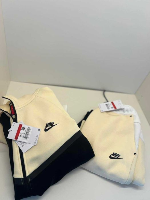 100% Оригинален Екип Nike Tech Fleece Комплект в размер ХЛ