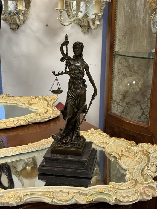 Statueta justitia din bronz masiv pe soclu de marmura