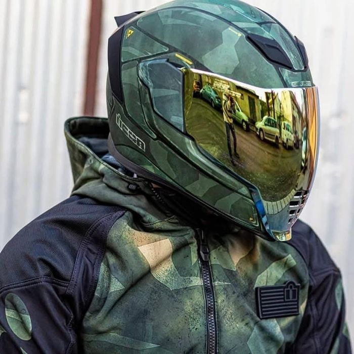 Vând echipament moto Icon | Cască, două geci, pantaloni, ghete, mănuși