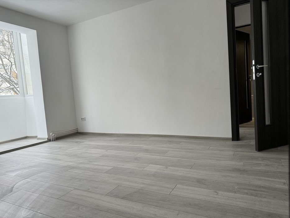 Apartament de vanzare cu 2 camere si balcon, etajul 2