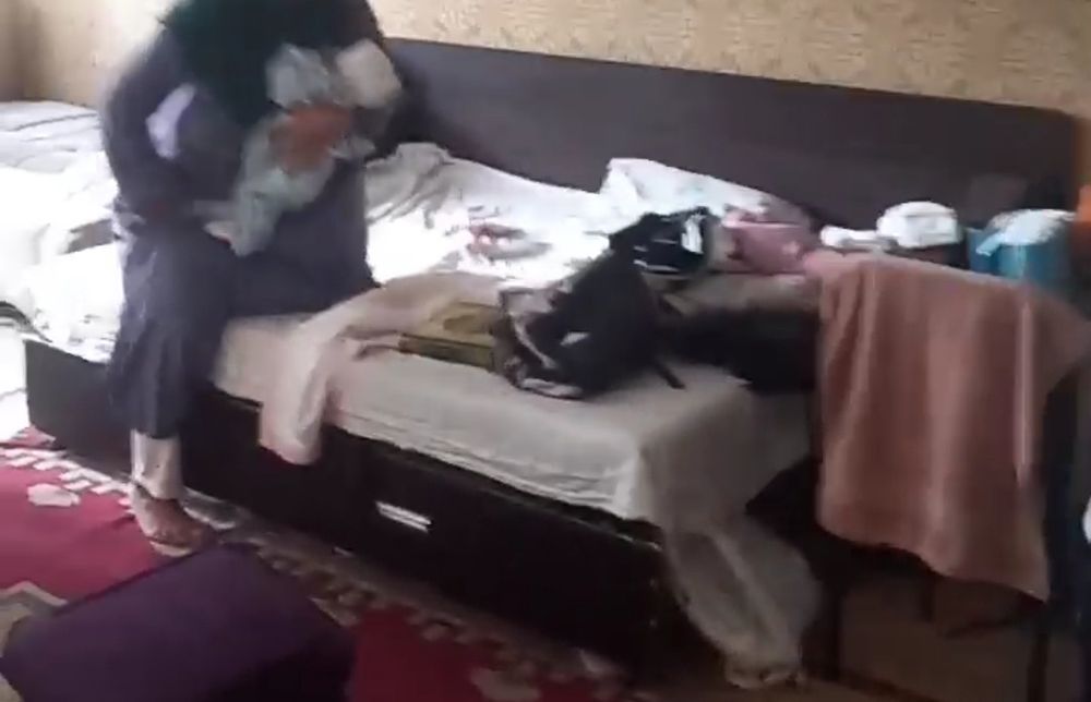 Бесплатно отдам самовывозом диван и два кресла