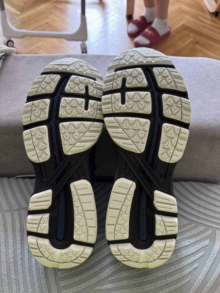 Asics маратонки 42.5