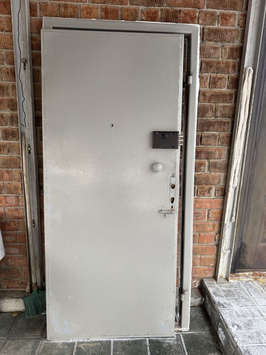 Бесплатно железная дверь б/у. Размеры 200/90. Самовывоз.