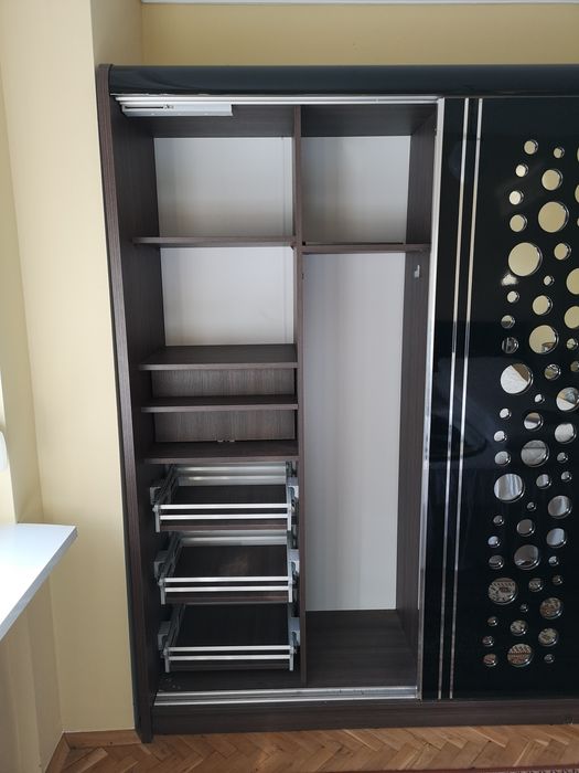 Продавам гардероб с плъзгащи врати