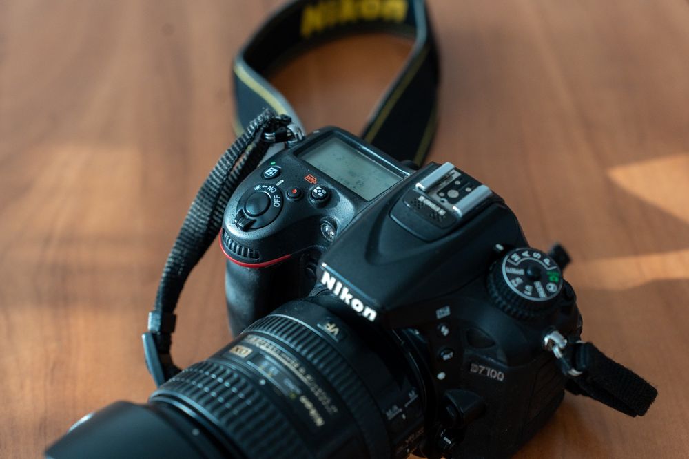Nikon D7100 + обектив 16-85 mm + светкавица