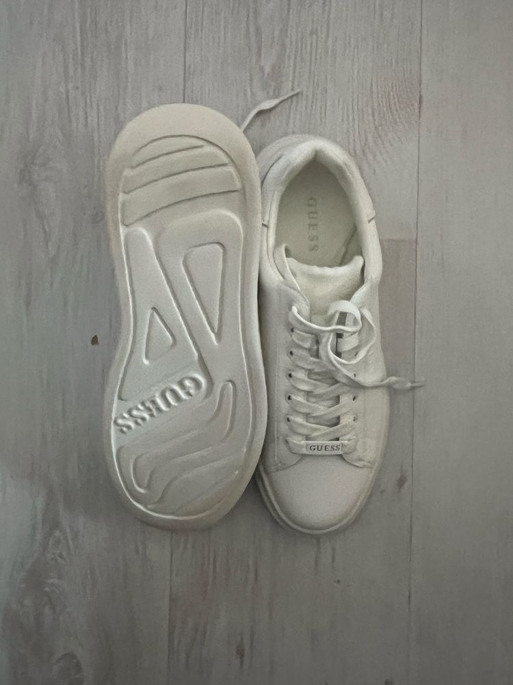 GUESS 'ELBA' чисто нови + кутия